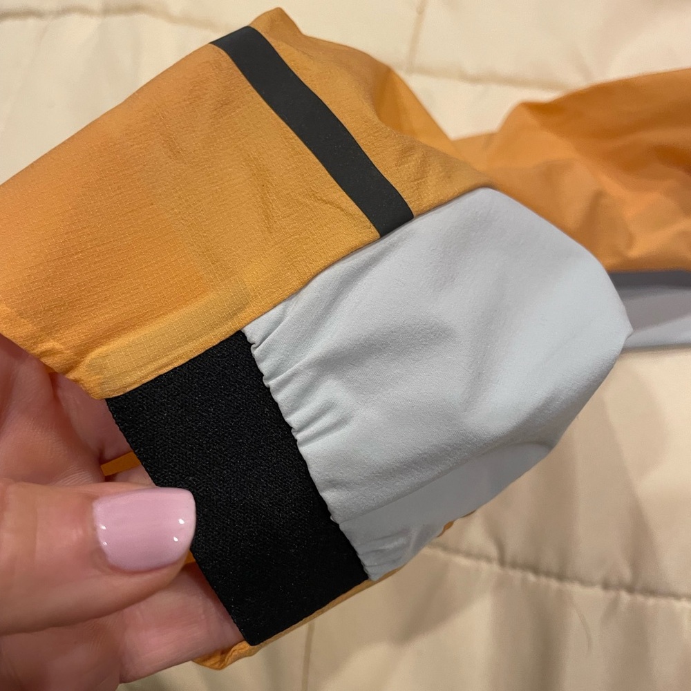NWT On Running Women’s Weather Jacket Mango/Hail color - Picture 4 of 4
